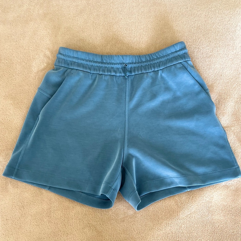 EUC Lululemon Softstreme High-Rise Short 4"
Utility Blue
Size 4